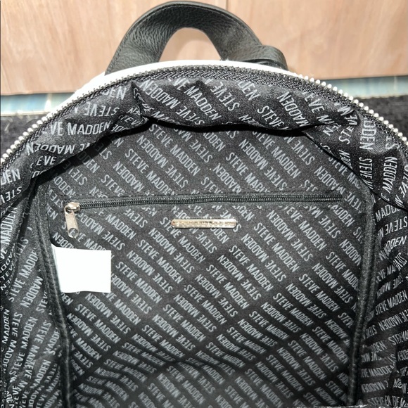 *NWT* Steve Madden Quilted Mini Backpack w/ Detachable Wristlet - Picture 5 of 16